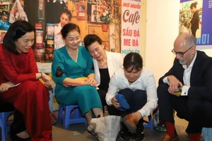  Đại sứ Canada tại Việt Nam Shawn Steil (bìa phải) cùng trải nghiệm tại không gian triển lãm "Nơi tôi đến"