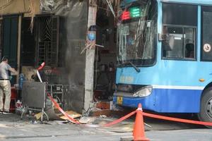 Tai nạn xe buýt tại phố Đội Cấn, Hà Nội ngày 14-3