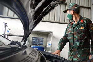 Lực lượng đăng kiểm quân đội tham gia hỗ trợ giảm ùn tắc tại các trung tâm đăng kiểm