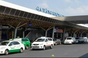 Tình trạng xe dù, gian lận giá taxi diễn biến phức tạp tại sân bay Tân Sơn Nhất
