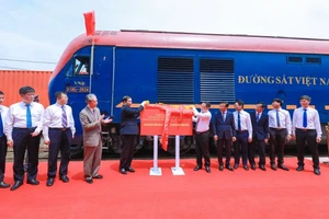 Lễ đón đoàn tàu chuyên tuyến đầu tiên từ TP Thạch Gia Trang (Trung Quốc) đến Yên Viên (Hà Nội)
