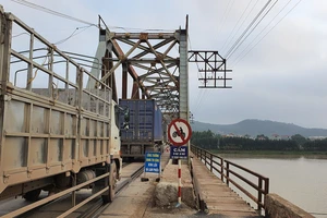 Cầu Cẩm Lý (Bắc Giang) là cây cầu duy nhất hiện nay vẫn đi chung đường bộ, đường sắt