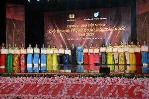 Phó Chủ tịch Thường trực Quốc hội Trần Thanh Mẫn và Chủ tịch Hội LHPN Việt Nam Hà Thị Nga tặng bằng khen cho các đại biểu được tuyên dương