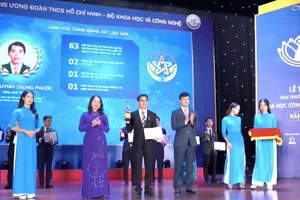 Phó Chủ tịch nước Võ Thị Ánh Xuân và Bí thư Thứ nhất Trung ương Đoàn Bùi Quang Huy trao giải thưởng Khoa học công nghệ Quả cầu Vàng năm 2023.
