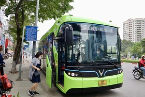 Xe buýt điện trên đường phố Hà Nội