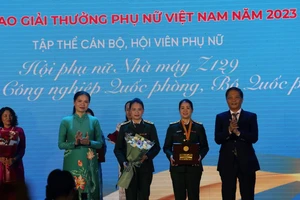 Tập thể nữ cán bộ, công nhân quốc phòng Nhà máy Z129 nhận Giải thưởng Phụ nữ Việt Nam
