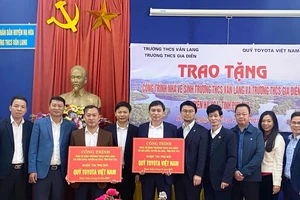 Bàn giao 2 nhà vệ sinh cho Trường THCS Văn Lang và Trường THCS Gia Điền ở huyện Hạ Hòa, tỉnh Phú Thọ