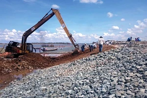 Thi công kè bờ thuộc Dự án đầu tư xây dựng công trình Luồng cho tàu biển trọng tải lớn vào sông Hậu giai đoạn 2