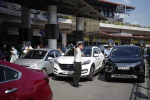 Cảnh ùn tắc đường dẫn ra vào sân bay Nội Bài được dự báo sẽ giảm nếu áp dụng thu phí không dừng
