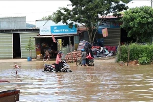 Đường Hồ Chí Minh qua Ngọc Hồi (Kon Tum) thường xuyên bị ngập úng mùa mưa lũ (ảnh TTXVN)