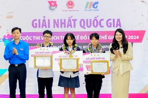 Bí thư Trung ương Đoàn Nguyễn Minh Triết trao giải thưởng cho 3 nhà vô địch thiết kế đồ họa trẻ