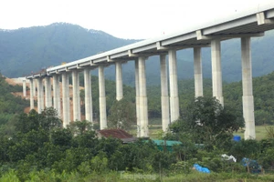 Cầu Xuân Dương có trụ cao nhất trên tuyến