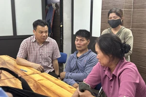 Ông Lê Kim Thành, Phó Chủ tịch chuyên trách Ủy ban ATGT quốc gia thăm hỏi gia đình nạn nhân