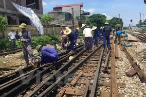 Công nhân đường sắt sửa chữa ghi bị hư hỏng