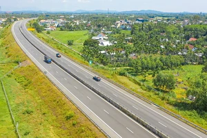 Khắc phục hư hỏng ảnh hưởng đến an toàn giao thông tuyến đường cao tốc Đà Nẵng - Quảng Ngãi trước ngày 30-9