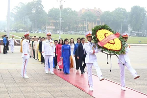 Đoàn đại biểu nhà giáo trẻ tiêu biểu vào Lăng viếng Chủ tịch Hồ Chí Minh