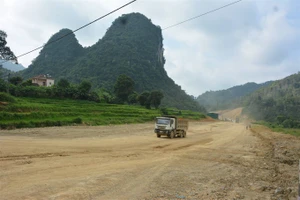 Công trường thi công đường bộ cao tốc Lạng Sơn - Cao Bằng 