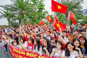 Hàng ngàn người hâm mộ đổ ra đường đón Đoàn thể thao Việt Nam