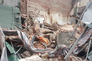 Hà Nội: Tường nhà cổ cao 10m đổ sập