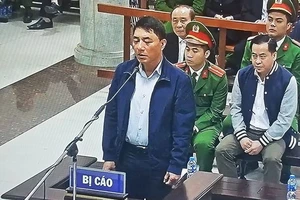 Ông Trần Việt Tân trong phiên xét xử sơ thẩm. Ảnh chụp qua màn hình
