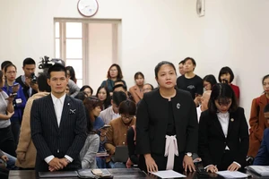 Đạo diễn Nguyễn Việt Tú và đại diện Công ty cổ phần Tuần Châu Hà Nội nghe phần phán quyết của toà về vụ tranh chấp