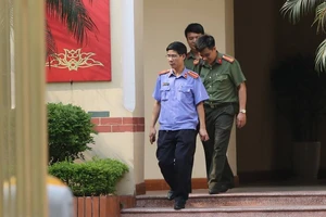 Cơ quan công an và Viện Kiểm sát Phú Thọ khám xét nơi làm việc của ông Tuấn tại Bộ TT-TT