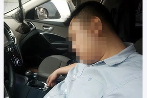 Người đàn ông ngủ quên trong xe