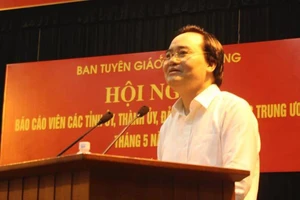 Bộ trưởng Bộ Giáo dục - Đào tạo Phùng Xuân Nhạ phát biểu tại hội nghị. Ảnh: V.K
