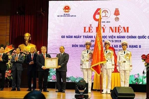 Thủ tướng trao Huân chương Lao động hạng Nhì cho Học viện Hành chính Quốc gia