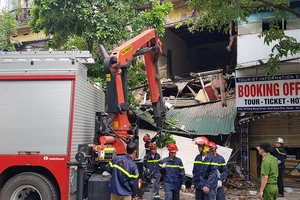 Nhà 2 tầng ở phố cổ Hà Nội đổ sập lúc sáng sớm