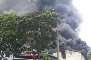 Cháy lớn tại nhà máy cạnh siêu thị Aeon Mall Long Biên