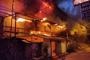 Đến 23 giờ 30, vụ cháy tại Công ty Bóng đèn phích nước Rạng Đông được khống chế