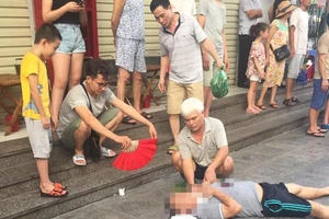 Sau tiếng nổ lớn, người đàn ông nằm gục dưới chân chung cư HH Linh Đàm