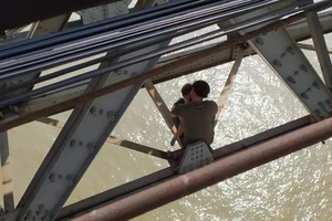 Giải cứu thành công một thanh niên định ôm con nhảy cầu Long Biên tự tử