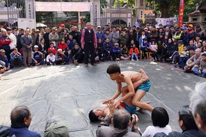Thanh niên đọ sức tại lễ hội vật làng Mai Động