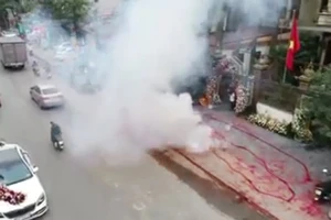 Đốt pháo mừng đám cưới tại Sóc Sơn, Hà Nội. Ảnh cắt từ clip Facebook NGUYỄN VĂN SƠN TRUNG