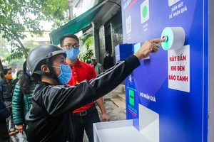 Thêm cây "ATM thực phẩm miễn phí" cho người khó khăn tại Hà Nội