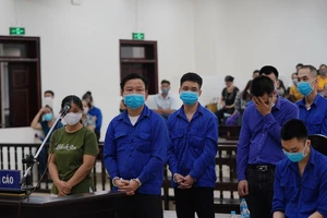 Lê Văn Quang (hàng trên cùng) cùng các đồng phạm nghe tuyên án. Ảnh: GIA KHÁNH