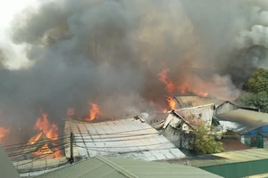Cháy 10 xưởng gỗ tại huyện Thạch Thất, Hà Nội