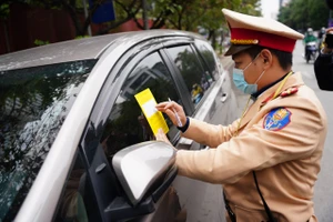 Hà Nội: Tài xế bất ngờ khi bị CSGT dán thông báo phạt nguội lên ôtô