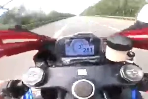 Truy tìm tài xế xe máy chạy gần 300km/h trên đại lộ Thăng Long