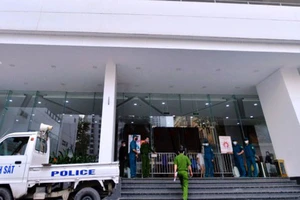 Lực lượng chức năng phong tỏa tòa nhà Center Poit ở phố Lê Văn Lương là nơi ở của bệnh nhân