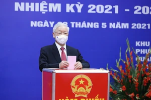 Cử tri Nguyễn Phú Trọng bỏ phiếu tại khu vực bầu cử số 4, phường Nguyễn Du, Hà Nội