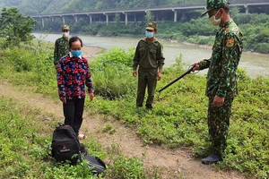 Người phụ nữ lội suối để nhập cảnh trái phép từ Trung Quốc vào Việt Nam