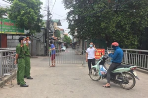Hà Nội: Ra ngoài không cần thiết, 7 người dân bị phạt 14 triệu đồng