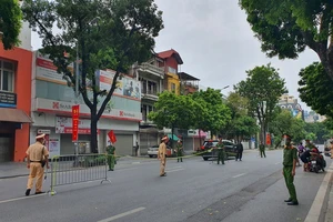 Lực lượng chức năng trực chốt trên phố Bà Triệu, quận Hoàn Kiếm