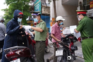 Thắc mắc về giấy đi đường ở Hà Nội, gọi số điện thoại nào?