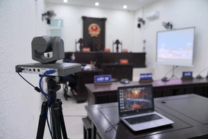 Hình ảnh phiên tòa xét xử trực tuyến được truyền trực tiếp tới 30 quận, huyện tại Hà Nội