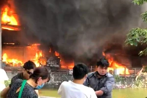 Cháy lớn 4 cơ sở sản xuất chăn ga, gối đệm ở Hà Nội