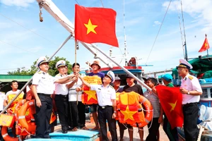 Thăm, khám sức khỏe cho gần 100 ngư dân tỉnh Ninh Thuận